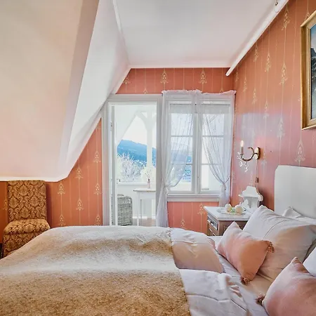 Visnes Hotel 4*
